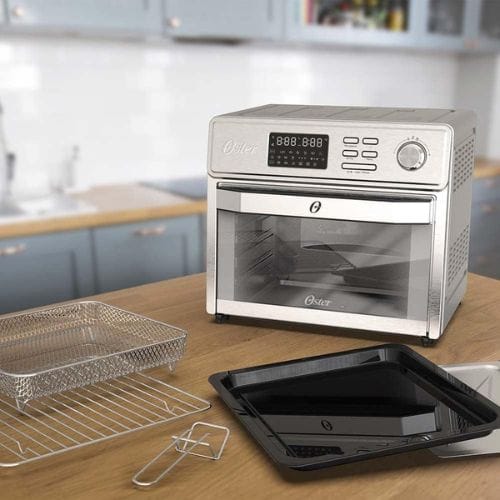 Air Fryer Oven Oster de 25 litros , modelo OFOR250 com acessorios em cima da bancada