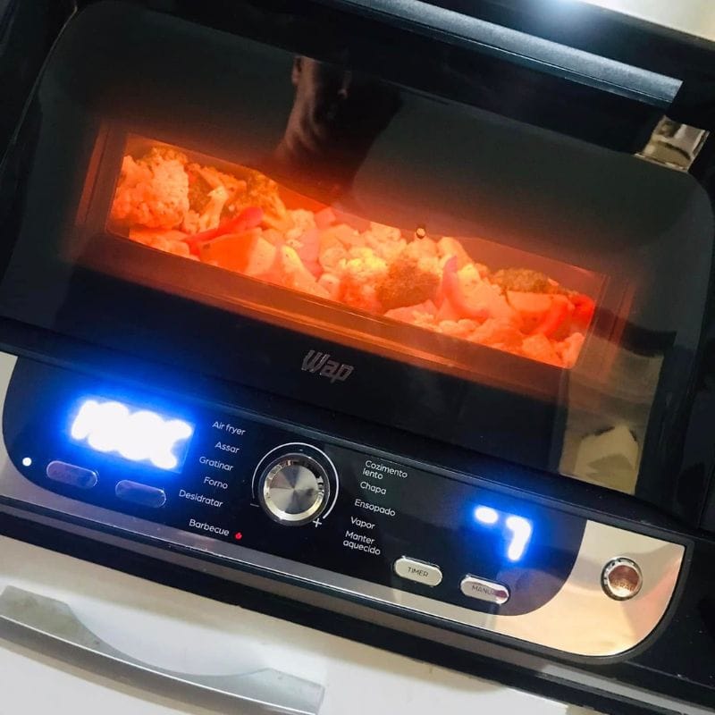 airfeyer oven da macar wasp ligada e com alimentos dentro assando