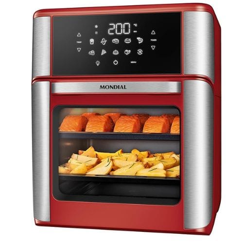 Air Fryer Oven Mondial vermelha de 12 litros, modelo AFON-12L-RI, com painel digital e detalhes em inox, cozinhando salmão e batatas em suas grelhas internas.
